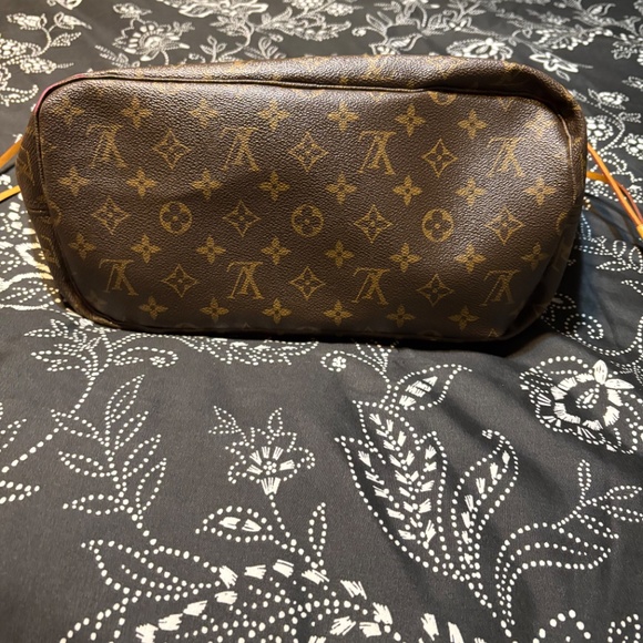 Authentic LOUIS VUITTON - Picture 3 of 5
